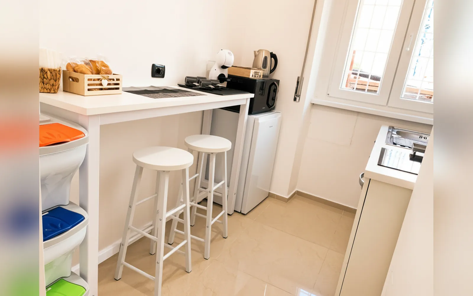 La cucina di A Casa di Elisa con il bancone e gli sgabelli