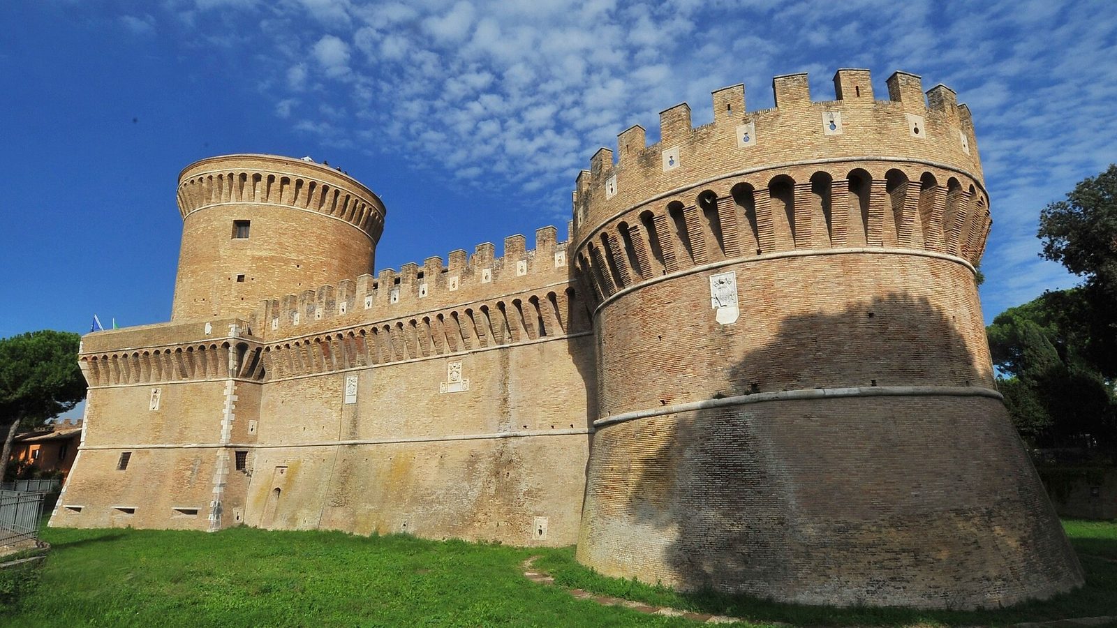 Il Castello di Giulio II a Ostia antica, con i torrioni merlati in mattoni