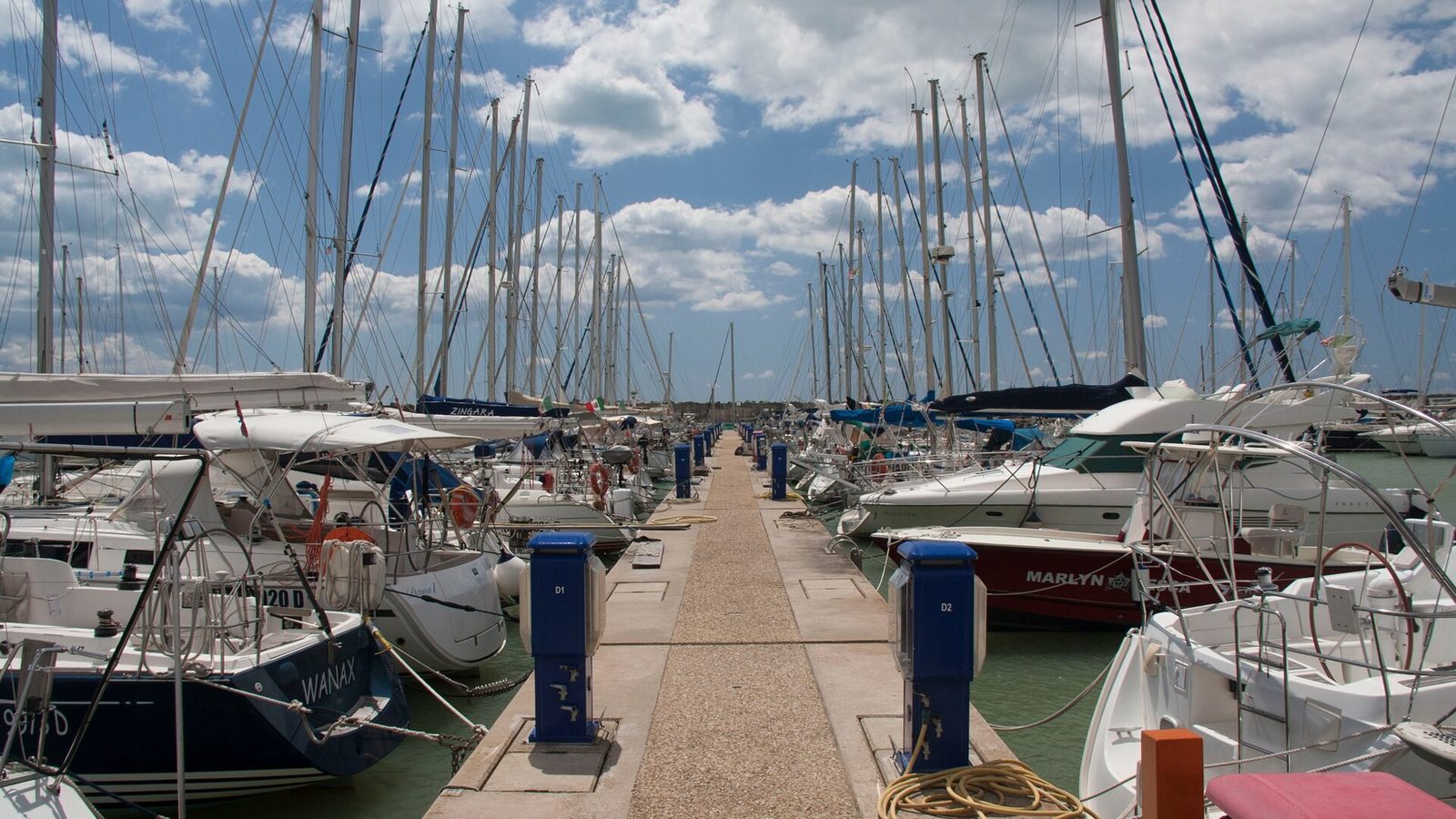 Barche a vela ormeggiate lungo un pontile del Porto Turistico di Roma