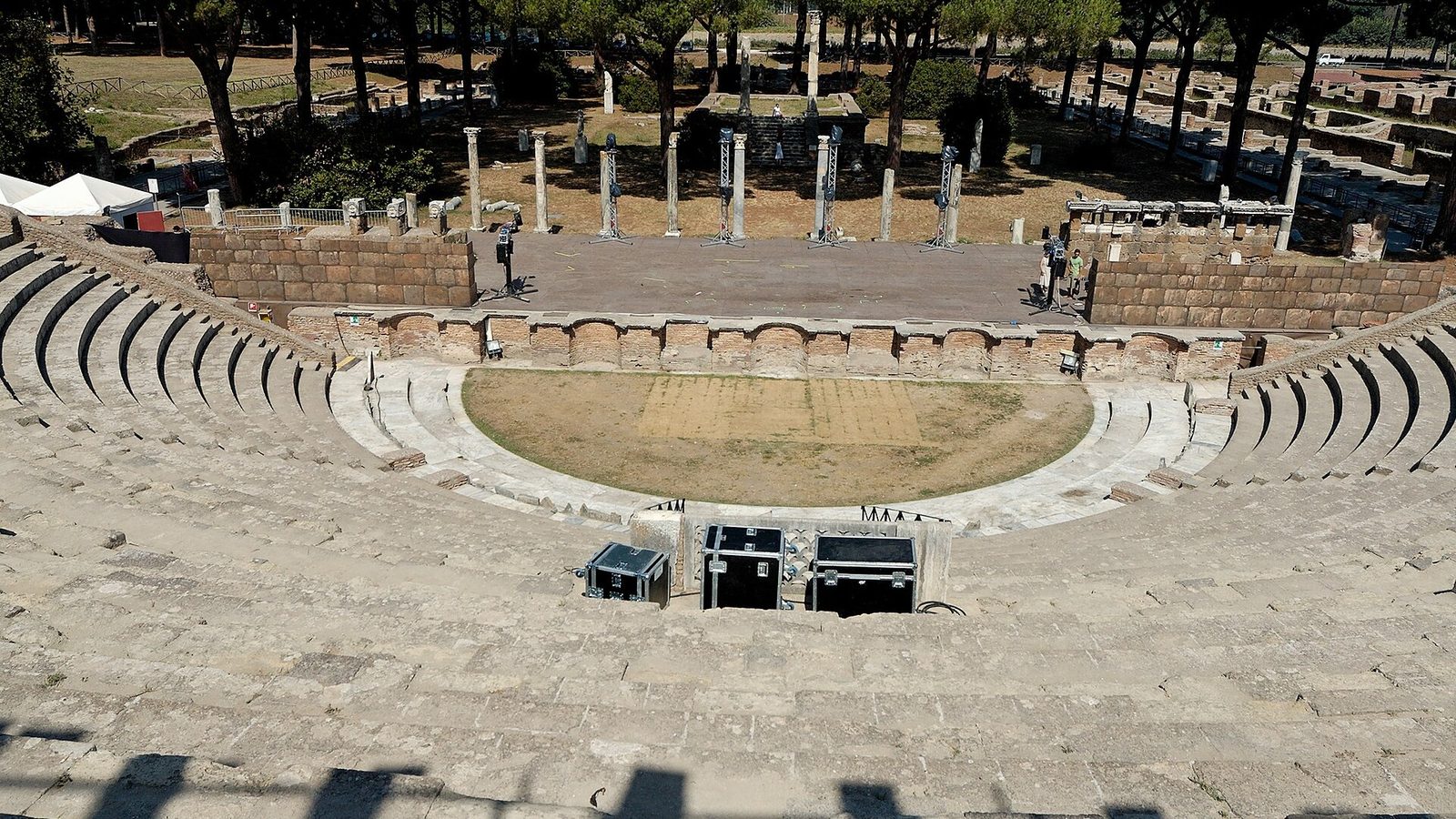 La cavea del Teatro romano di Ostia antica vista dall’alto, con le colonne sul fondo