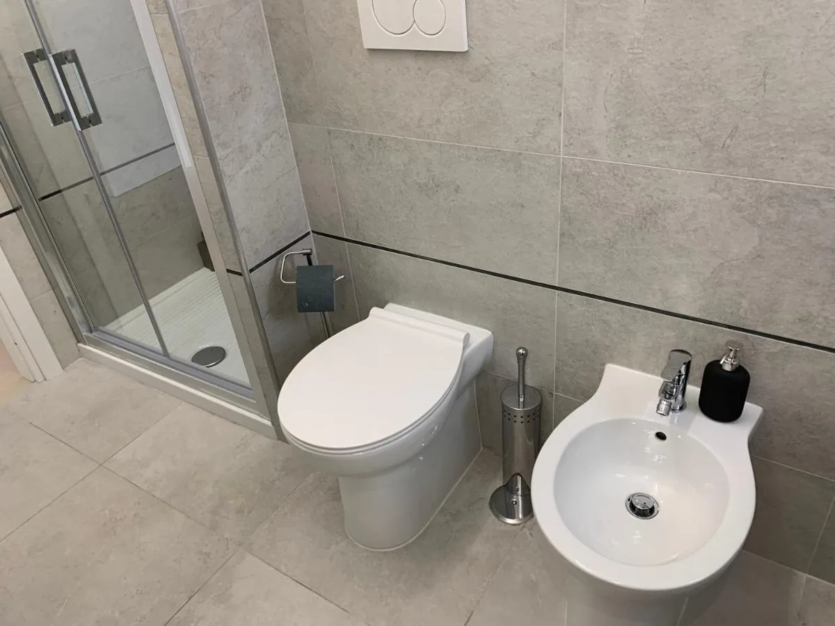 A Casa di Elisa — Il bagno con il box doccia, il wc e il bidet